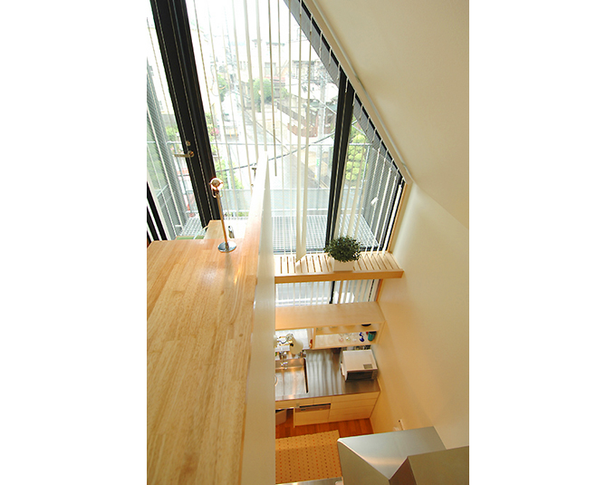 吹抜からキッチンを覗く