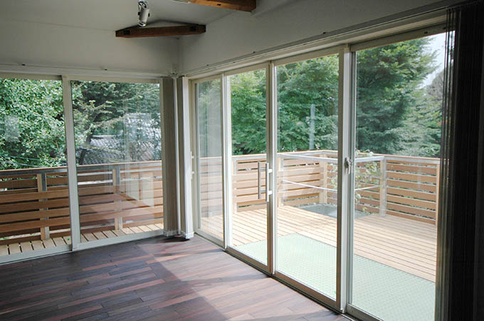 子供も楽しいウッドバルコニーのある家