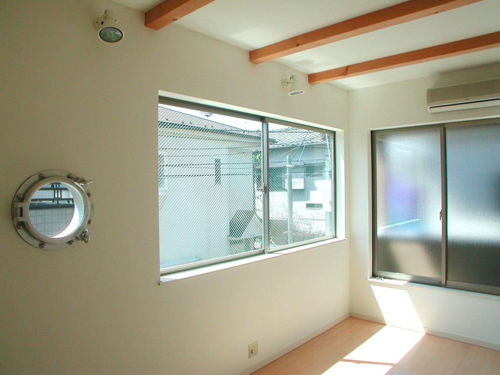 船の中のような丸窓がついたワンルーム