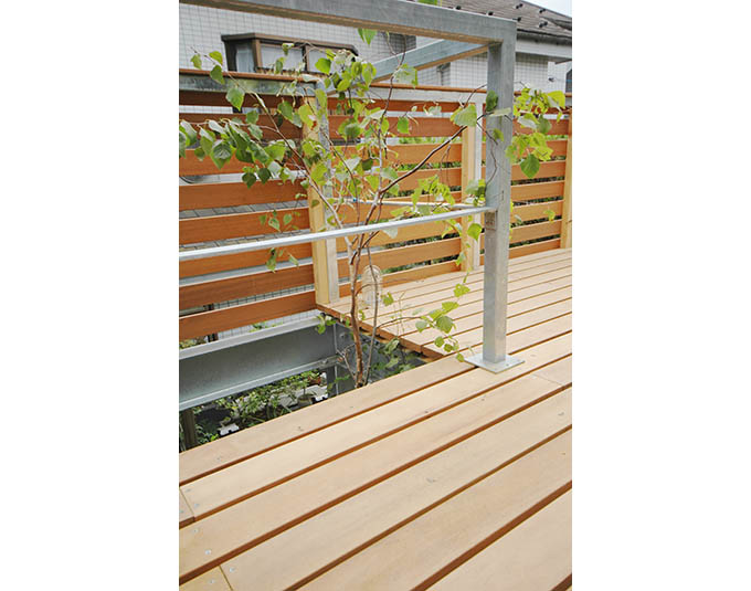 緑のあるウッドデッキ