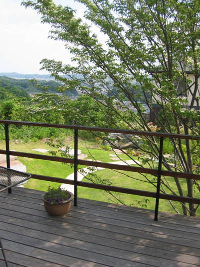 眺望の良いバルコニーの手摺は細く