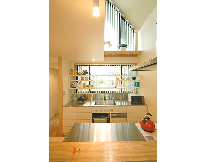 作業スペースはステンレスでスッキリした印象に