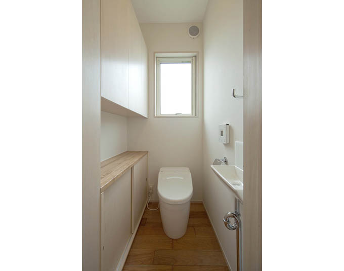 雑貨も飾れる収納棚のあるトイレ