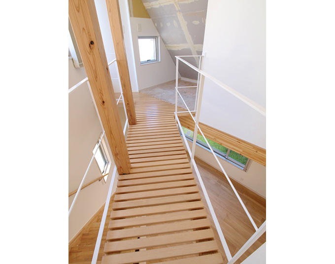 下の様子が垣間見えるすのこ状の渡り廊下