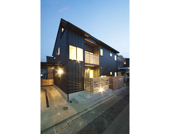 部屋の灯りが外壁とのコントラストに