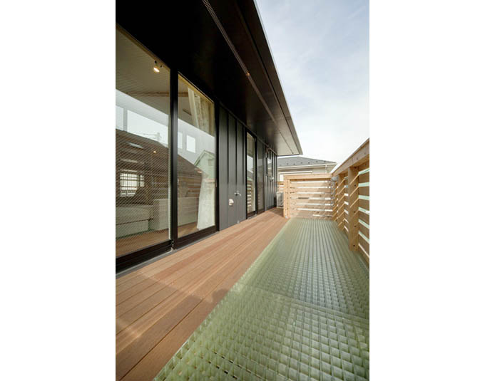 淡いグリーンと無垢材のバルコニー