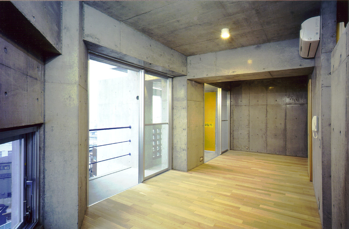 コンクリート打ち放しの室内に家具を選ぶのも楽しい