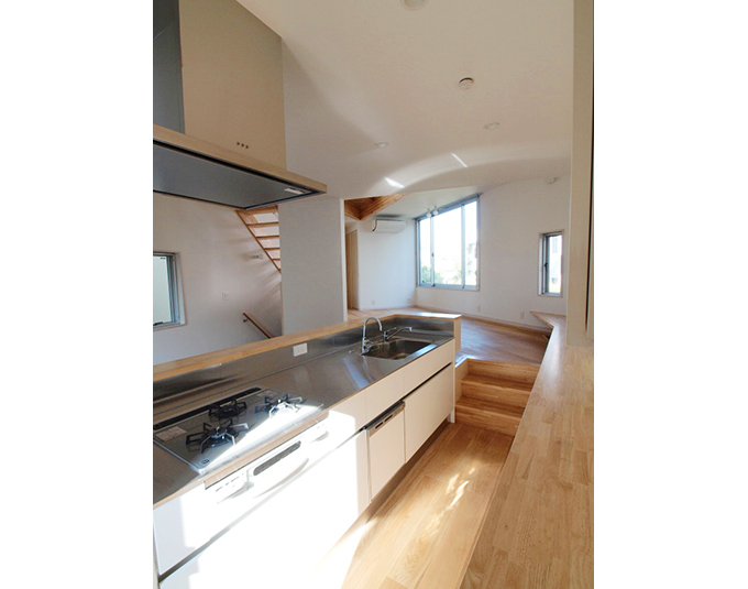 スキップフロアに配置されたキッチン