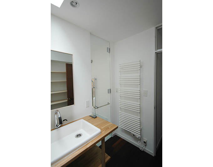 家のイメージにあわせて洗面台も木目調に