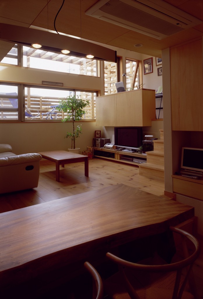 リビングダイニングのさらにバルコニーまで見渡せるキッチン