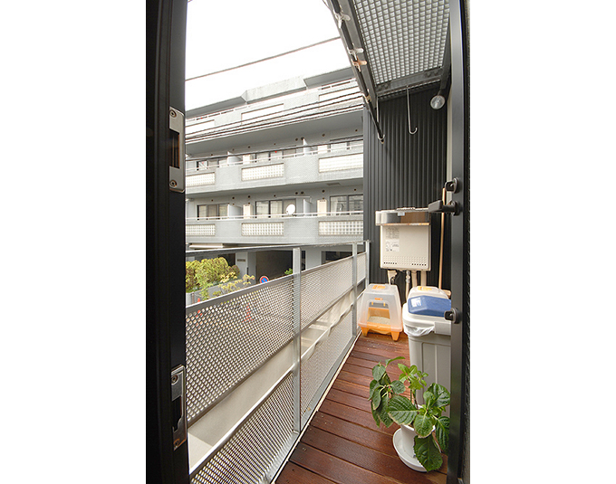 シックなウッドバルコニー