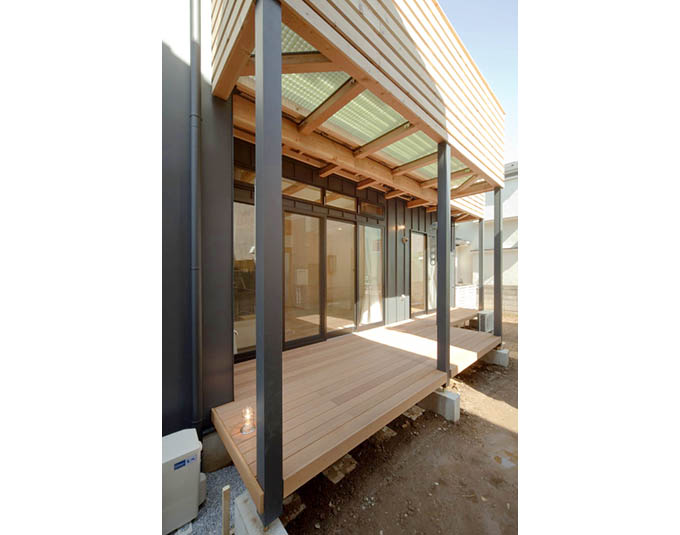 使い勝手の良いウッドデッキが広がる