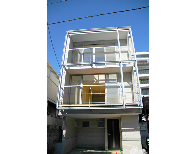 長方形のフォルムが印象的な外観