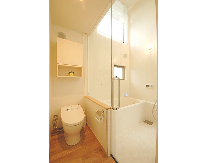 ガラス窓で仕切られたトイレと浴室