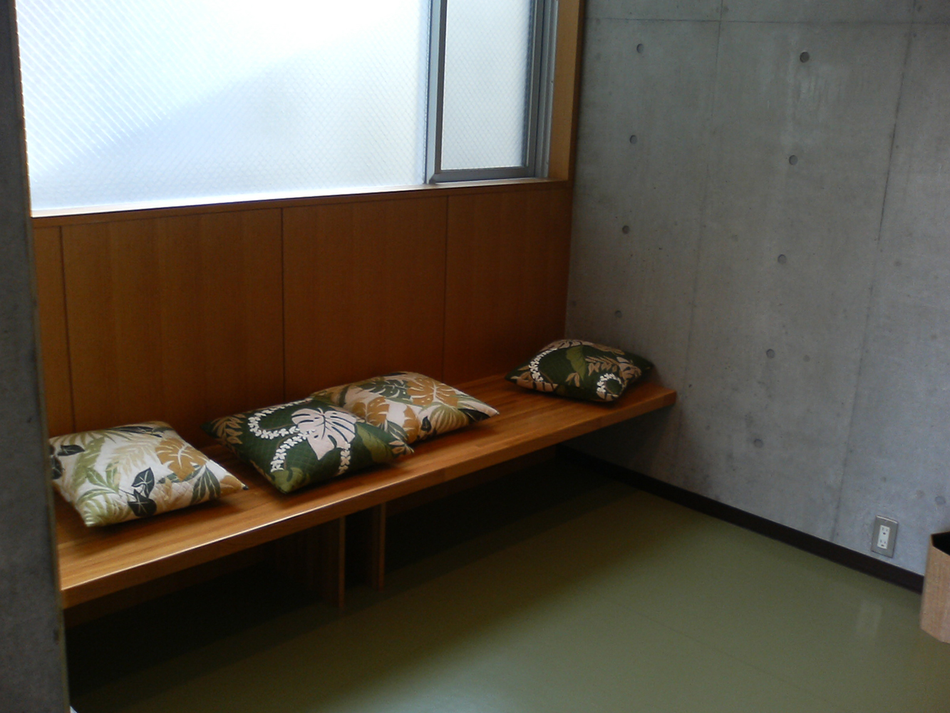 リラックスした雰囲気の待ち合いスペース