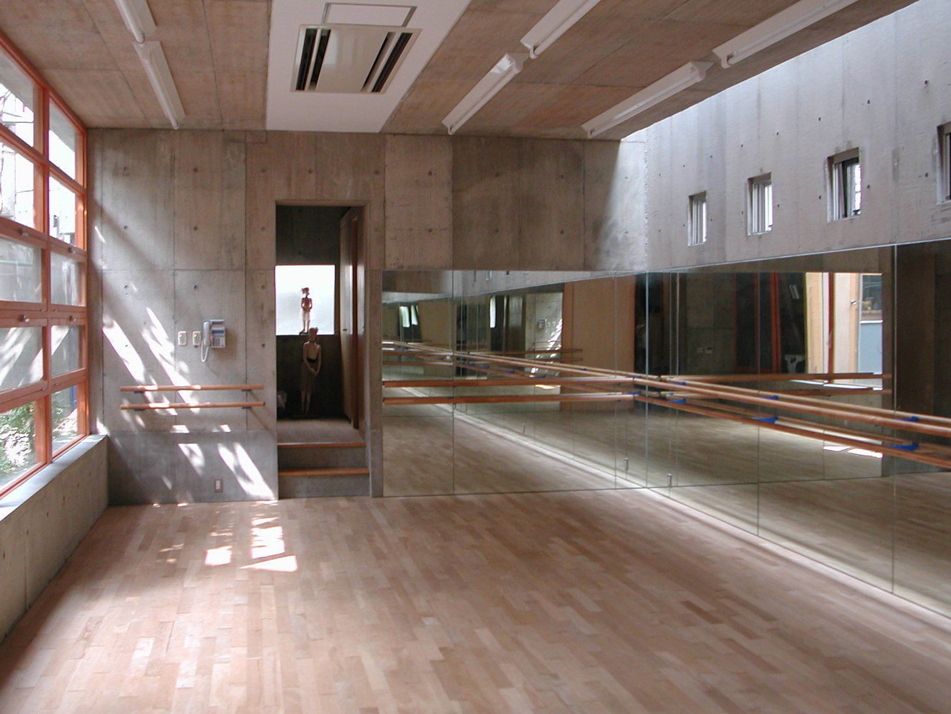 鏡張りのバレエスタジオもトップライトやハイサイドライトで隅々まで明るい雰囲気