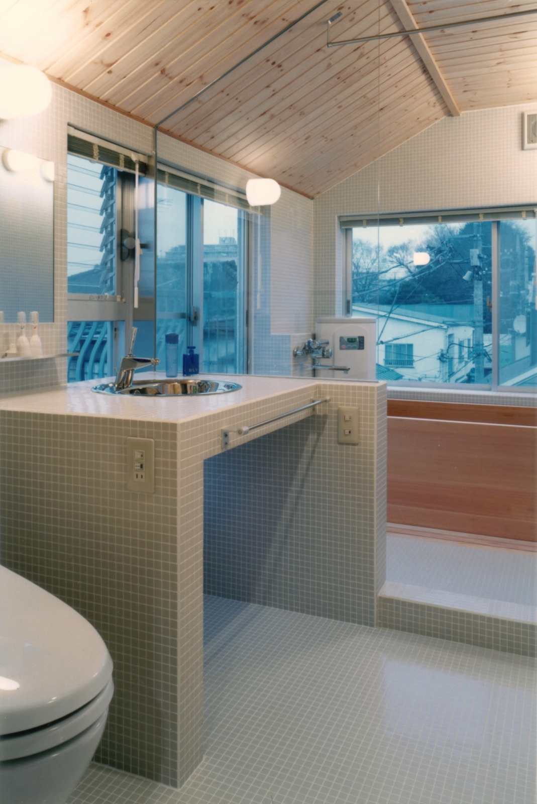 日中はブラインドを開けて大きな窓から明るい光と風の抜けるバスルーム