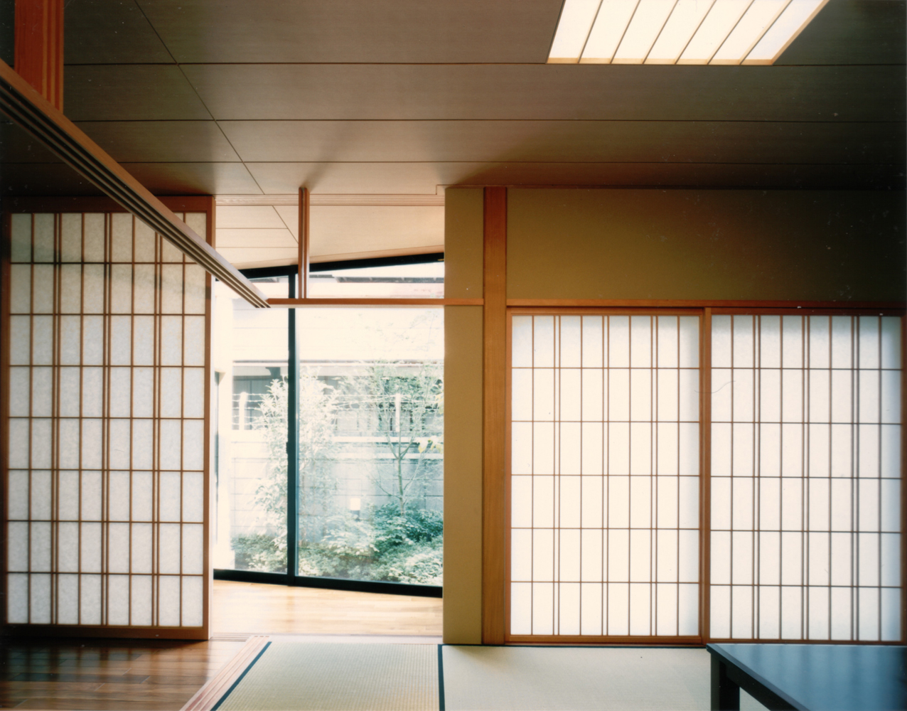 障子を開ければ庭の緑を眺められるくつろいだ雰囲気の室内