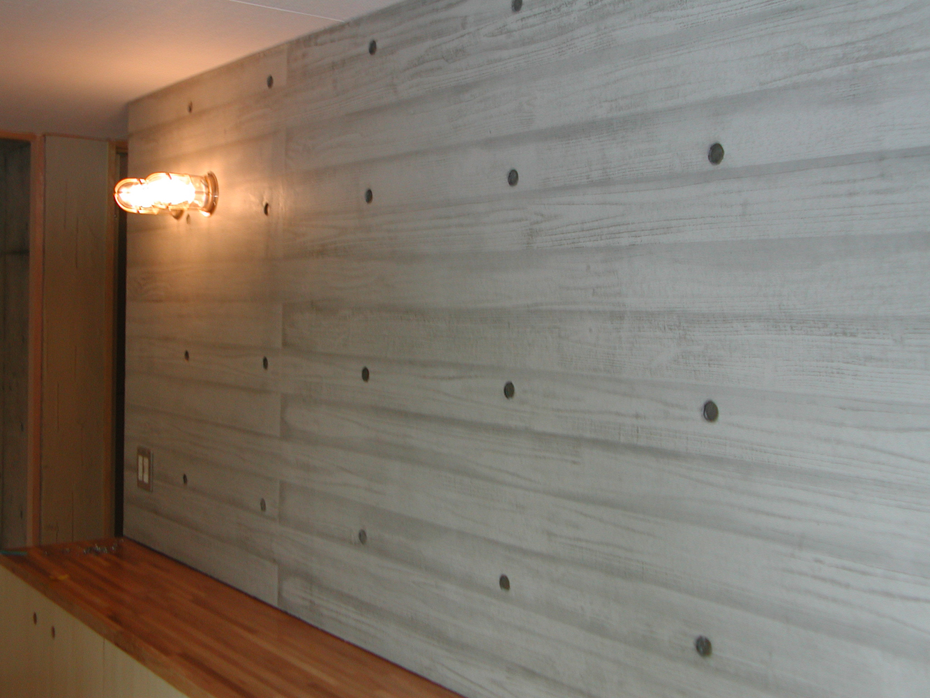 小幅板の型枠でコンクリートの壁に木目の表情
