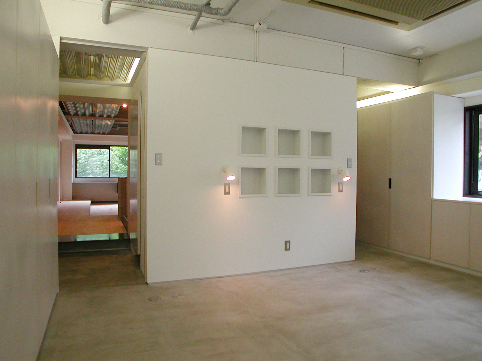 LDKの裏側に回ると白い寝室