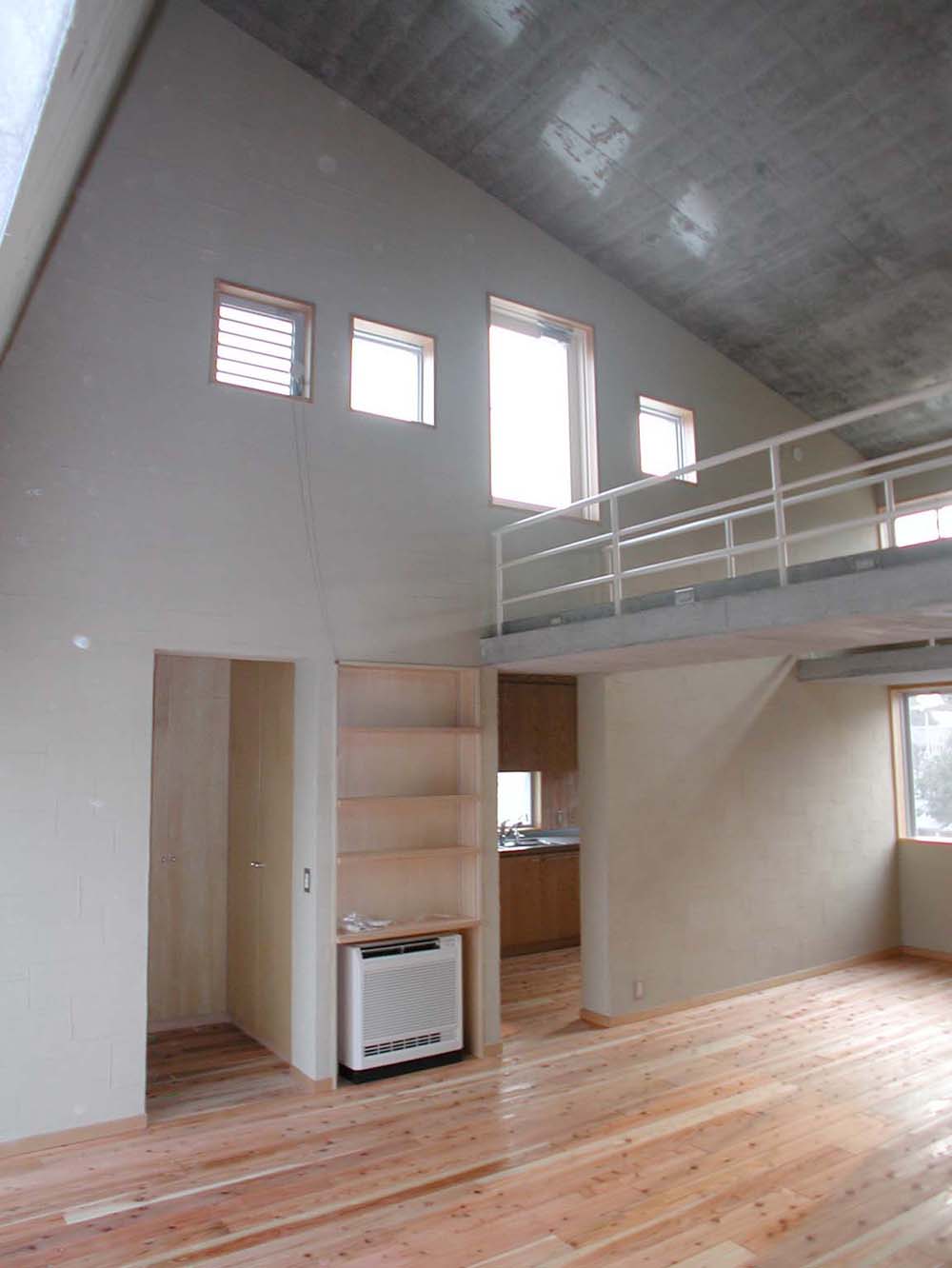 コンクリートの勾配天井で広々開放的なLDK