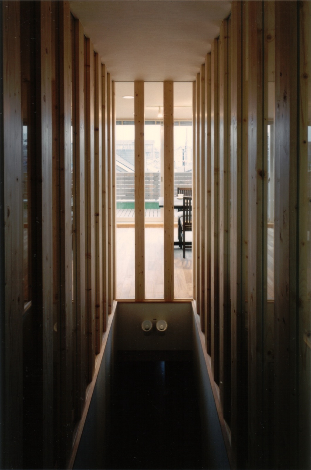 見る角度から列柱の間の景色の変わる階段ホール