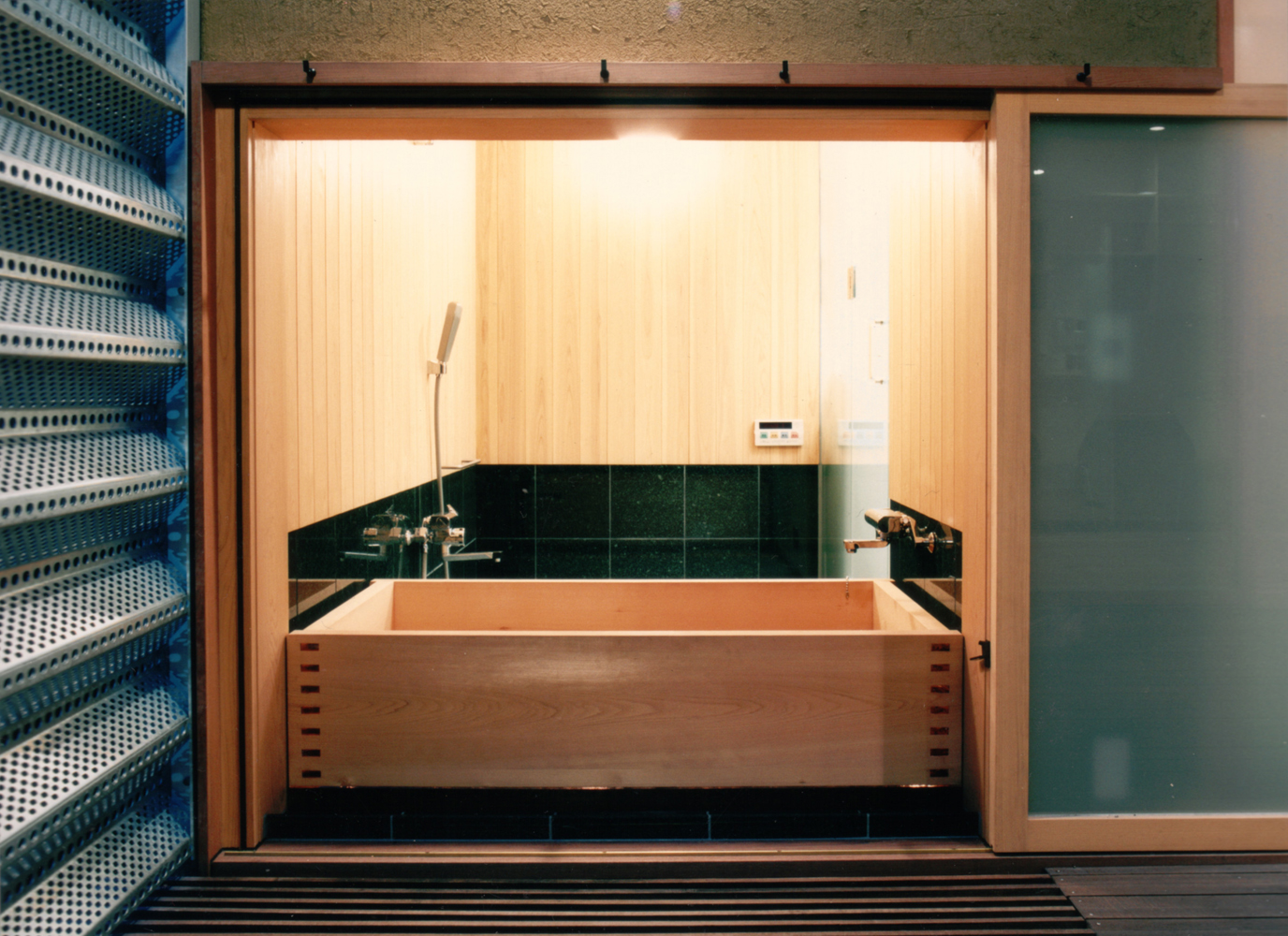 木のぬくもりを感じらながらゆったりできる木製浴槽