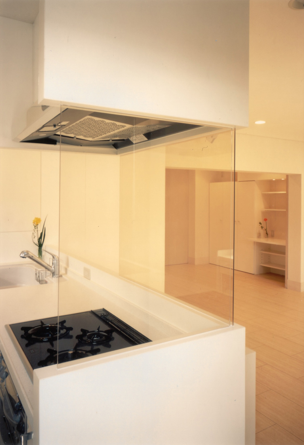 オープンキッチンにガラスのパーティションで料理に集中できすっきりしたデザイン