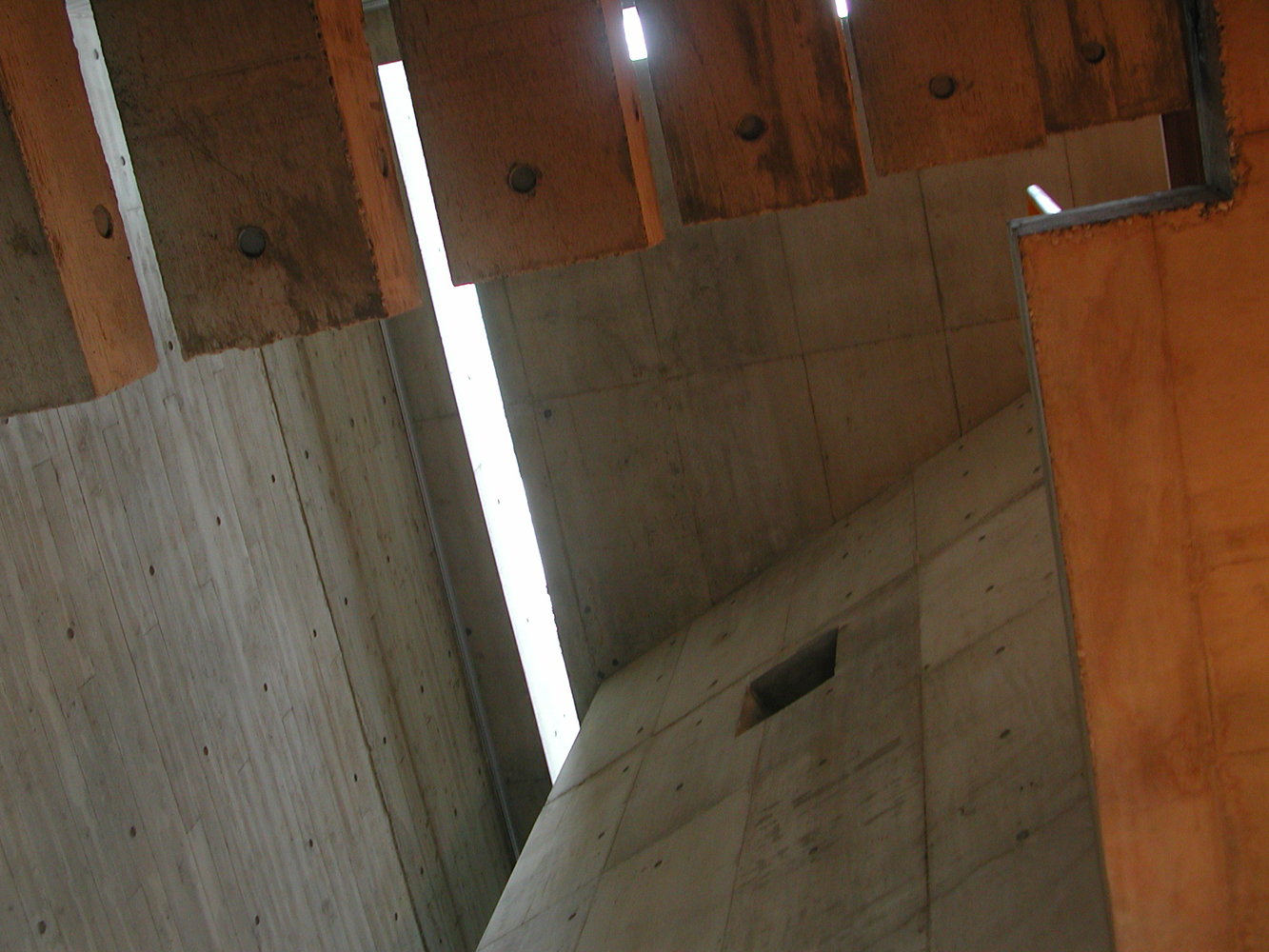 階段したからホールのトップライトを眺める