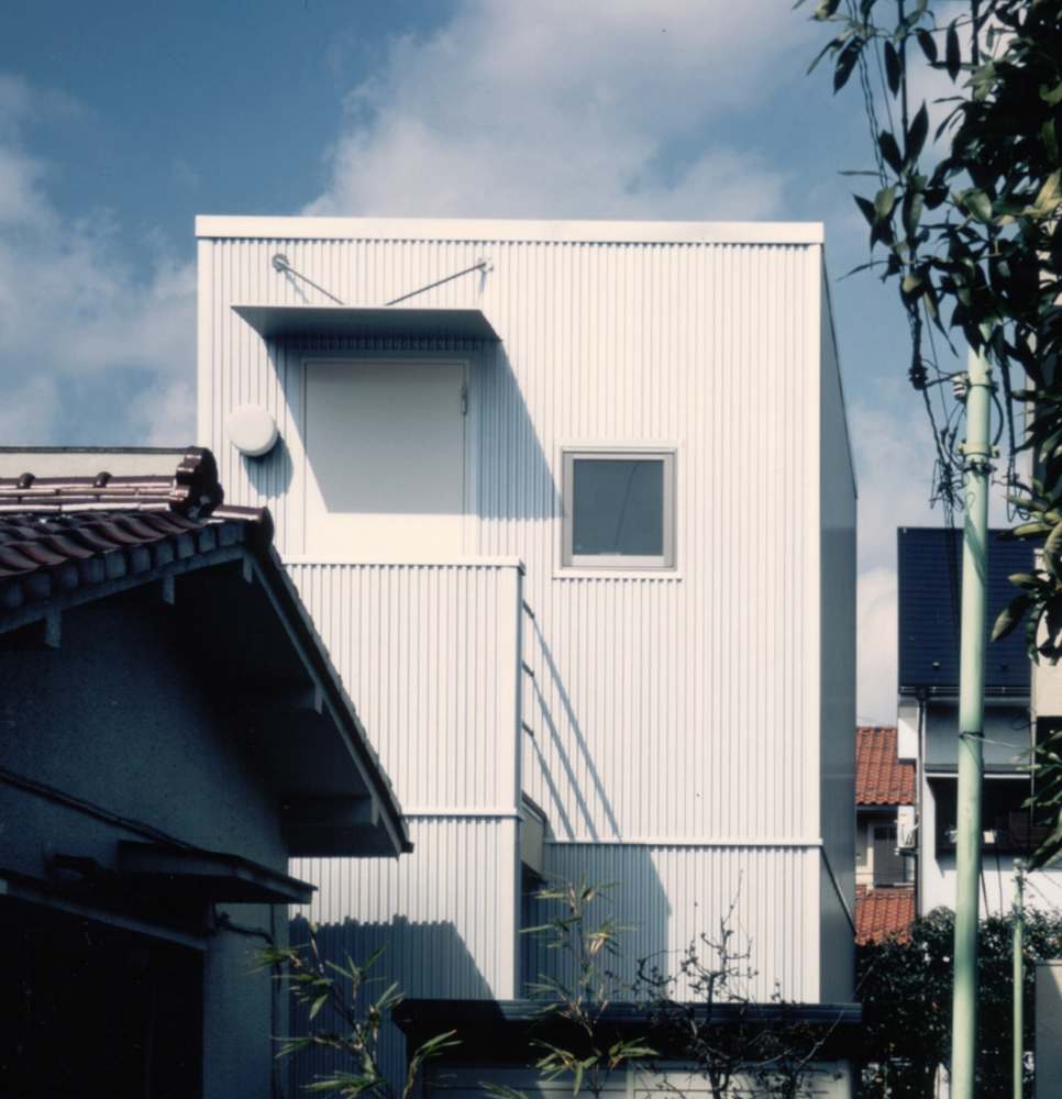 増改築部分にシンプルデザインのガルバリウムの外壁