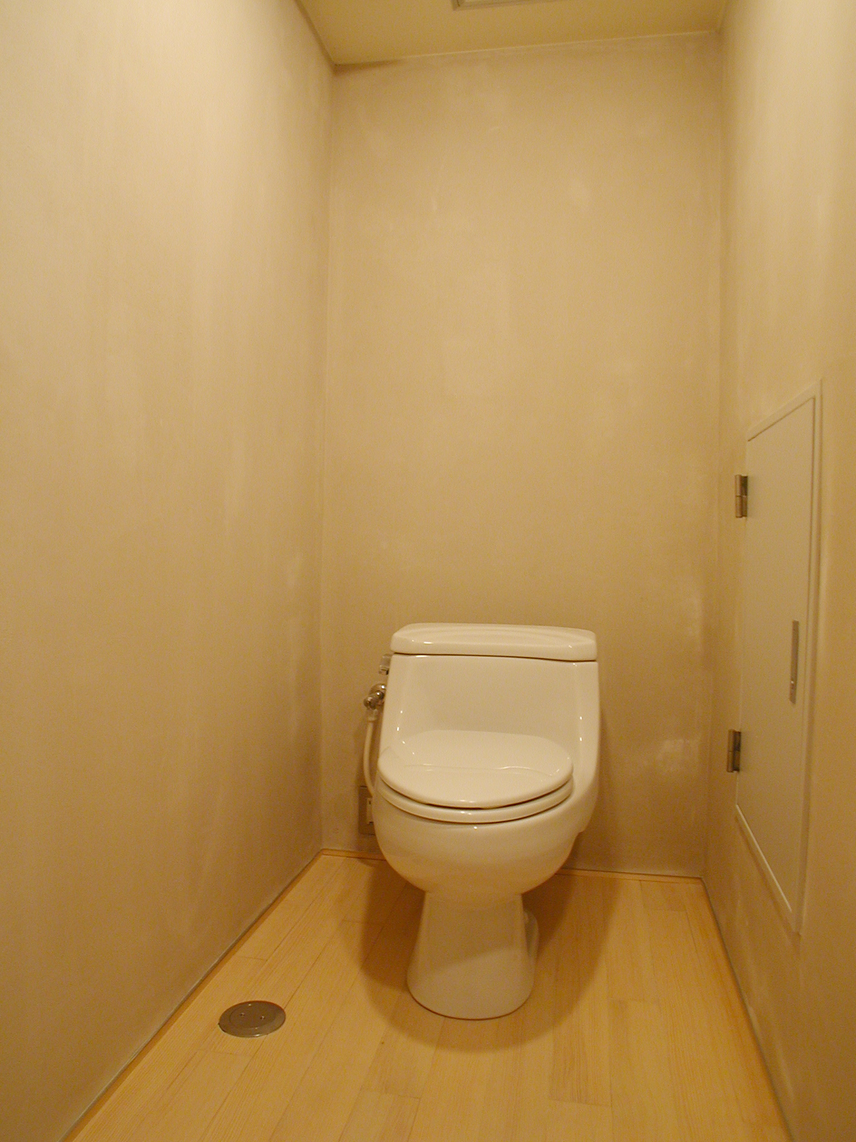 コストと無駄なデザインを省いたシンプルなトイレスペース