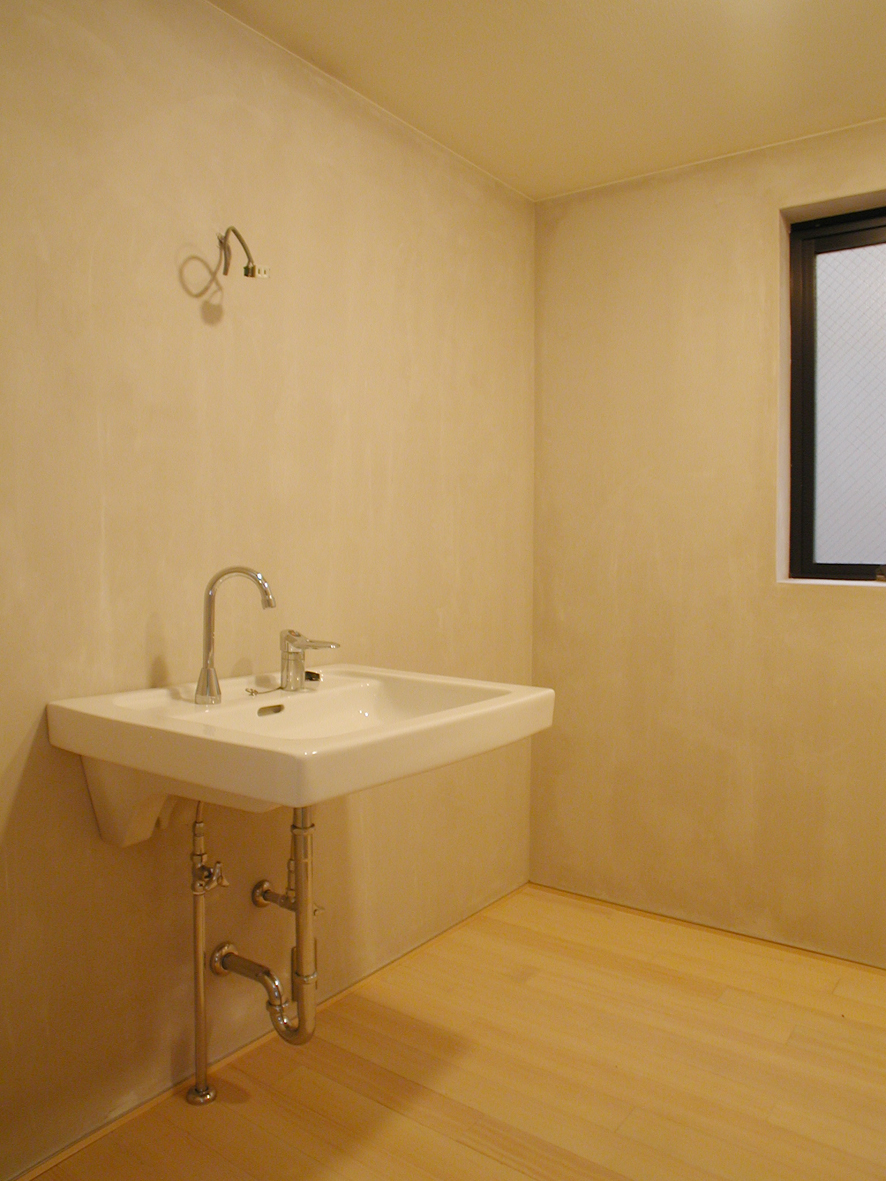 雑貨や照明を入れて行くのが楽しみなシンプルな洗面スペース