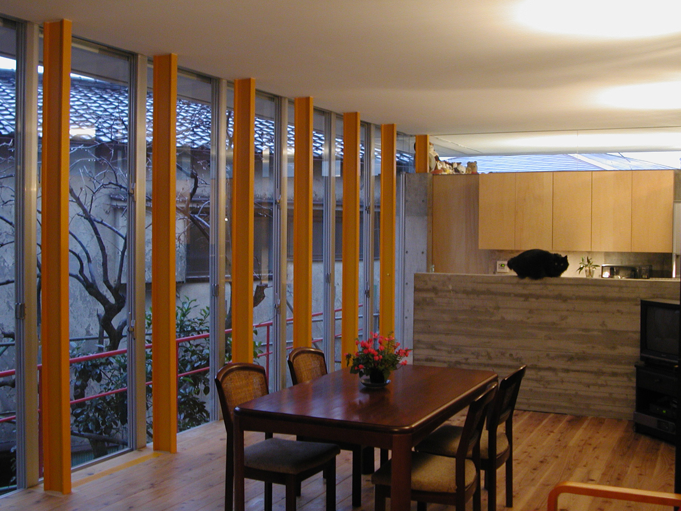 杉フローリングに小幅板の型枠キッチンカウンターなどシンプルな中に優しく楽しい雰囲気に