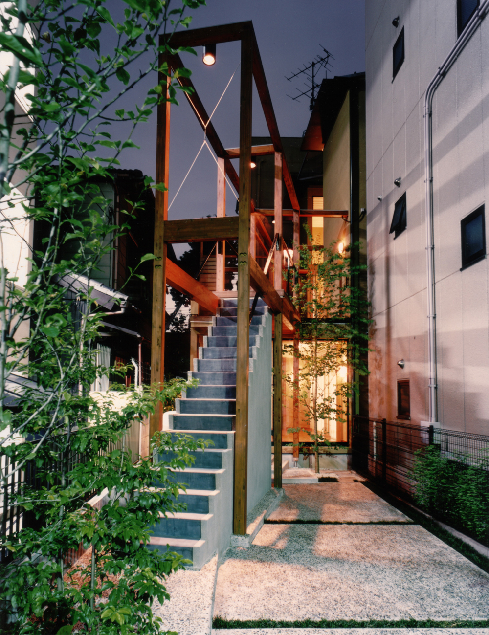 1階は親世帯2階子世帯へのアプローチ