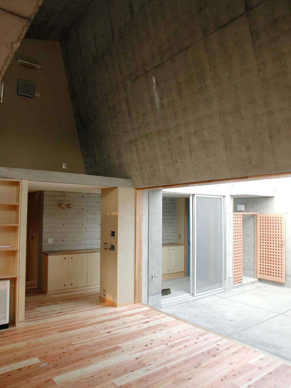 リビングからバルコニーに繋がる大きな開口で明るく風も抜ける