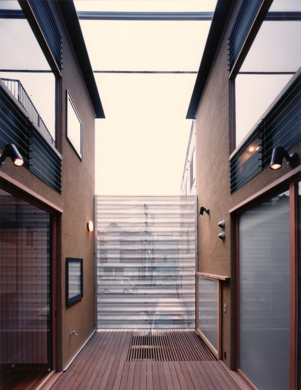 中庭の様な2階のデッキテラス