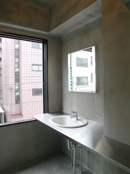 躯体現しの壁と天井にステンレスがマッチする洗面台躯体現しの壁と天井にステンレスがマッチする洗面台