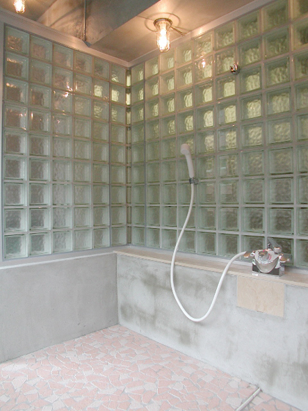 ガラスブロックで囲われたバスルーム