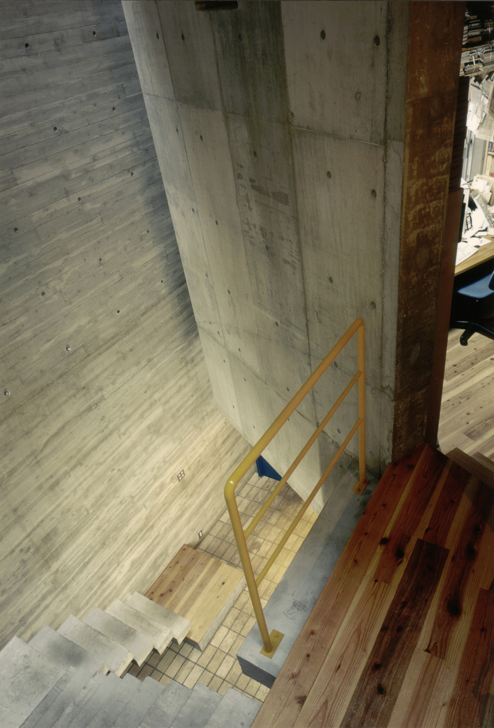 コンクリートの力強い質感を生かした階段ホール