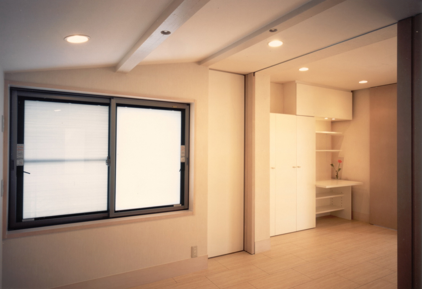 天井まである引き戸を閉めてワンルームを仕切っても使える