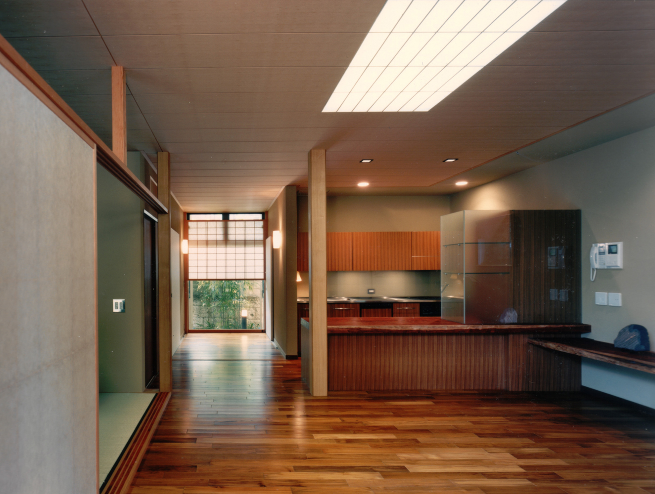 木や聚落壁など自然素材を使った優しい室内