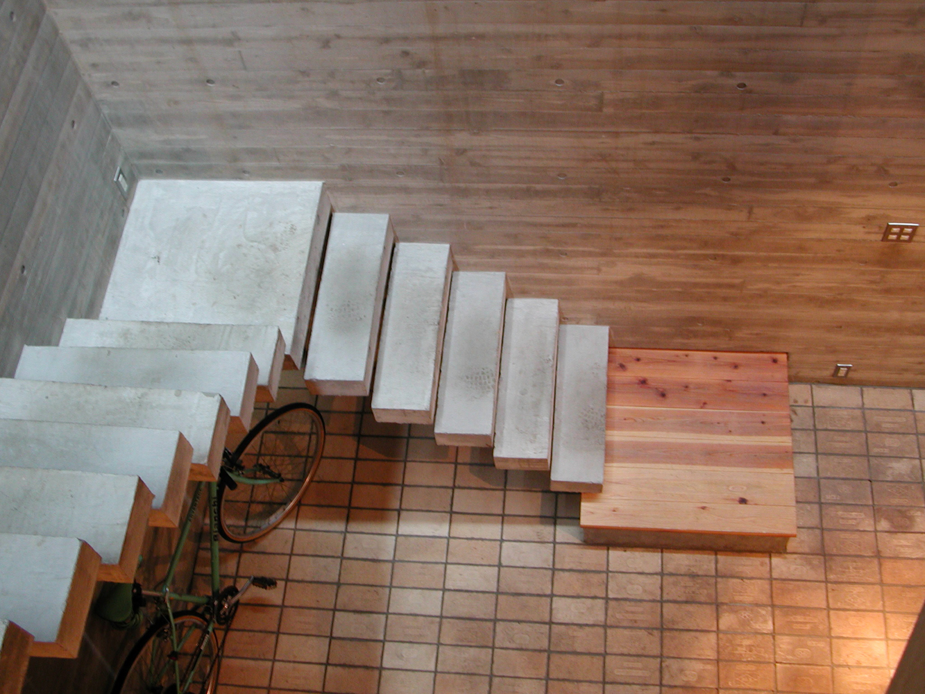 コンクリート片持ちのシンプルな階段デザイン