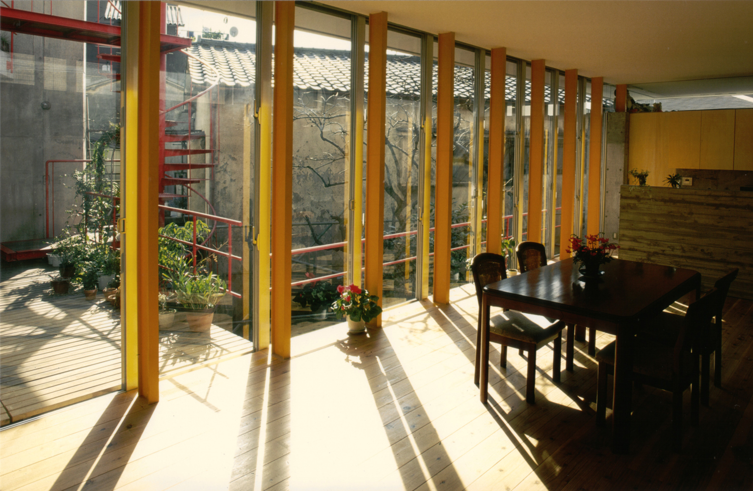 鮮やかな黄色の柱が楽しい屋外の雰囲気を感じられるLDK