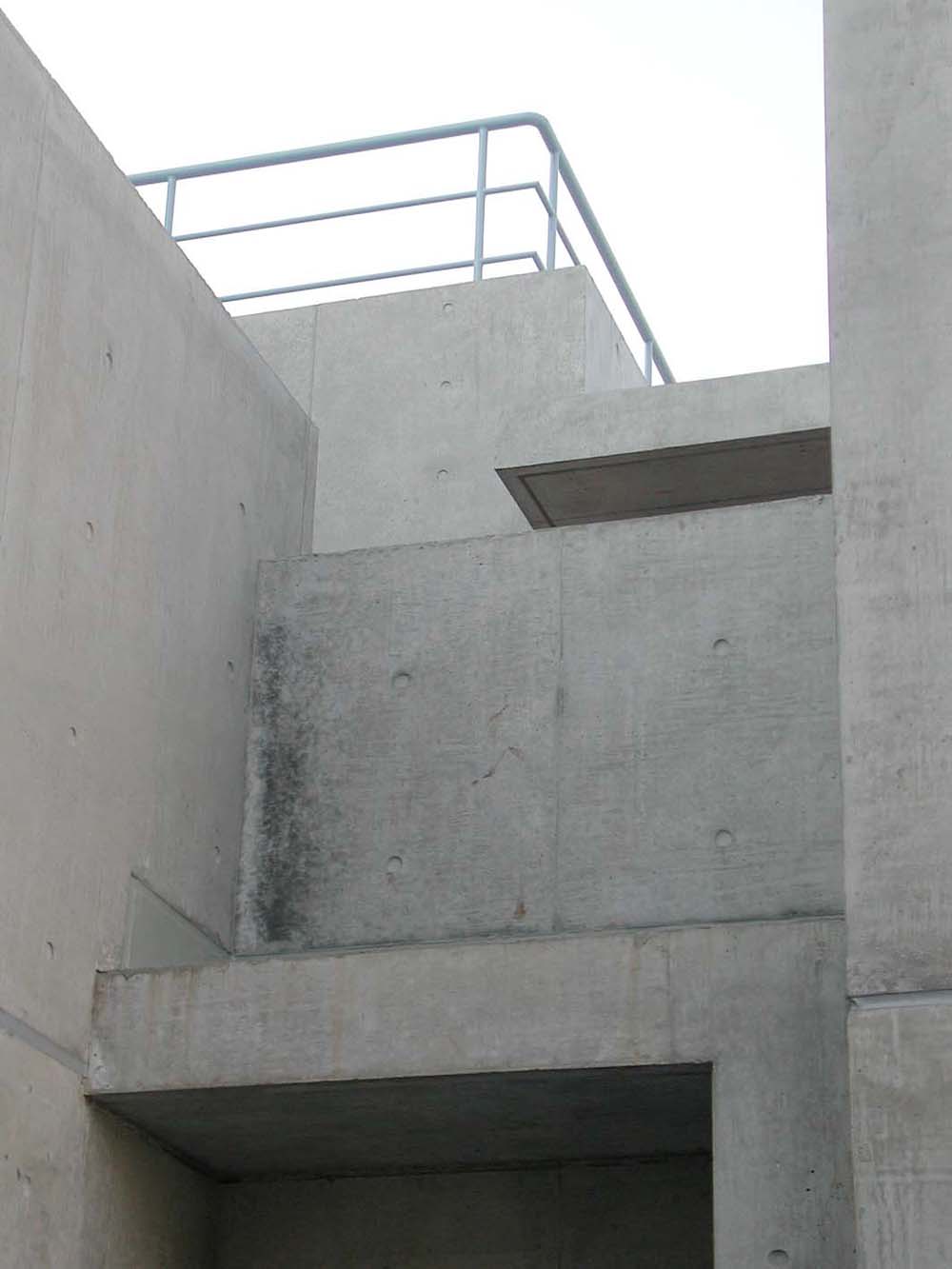 建物アプローチから中が見えないように程よく遮蔽された外壁