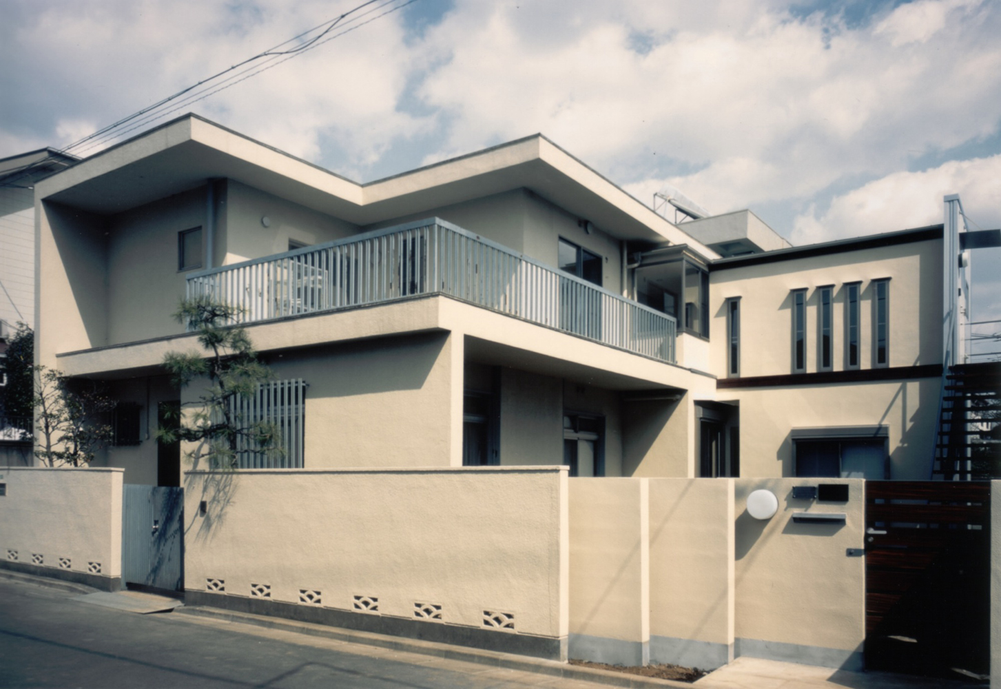 建物前面の増築部分は既存の外観に馴染んだデザインに