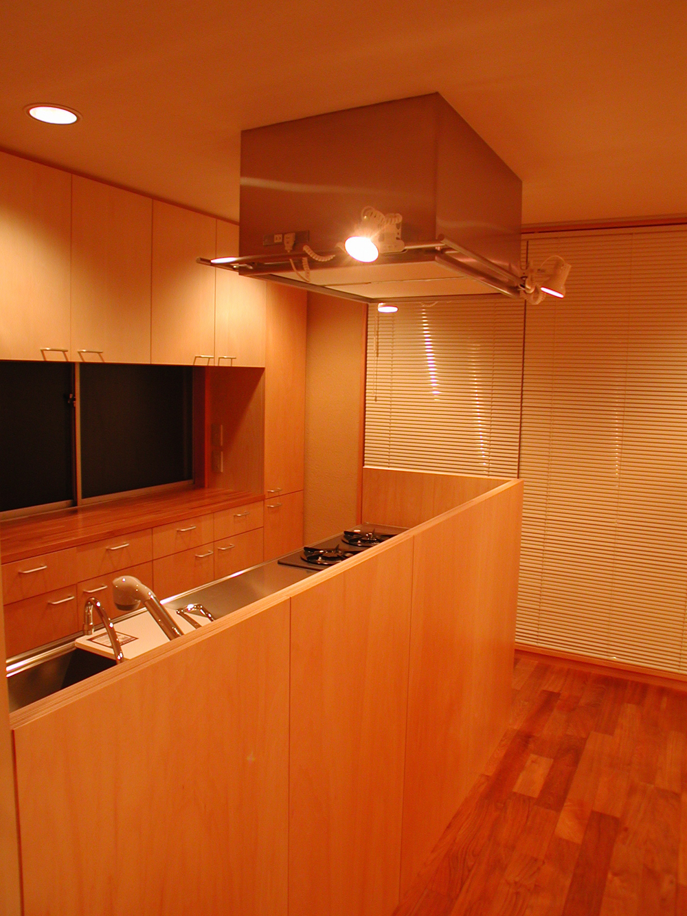 木の風合いを生かしたキッチン