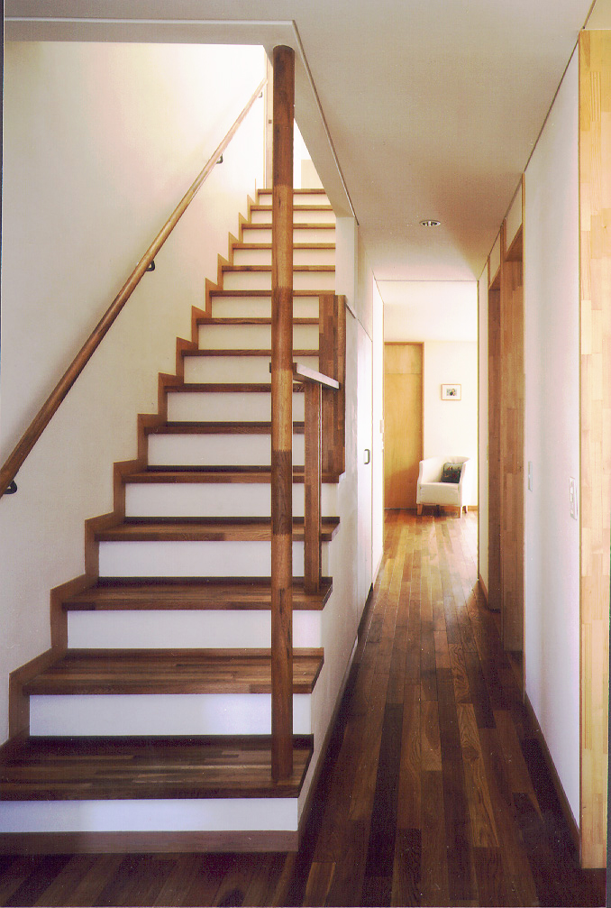 住居2階から3階へと登る階段スペース