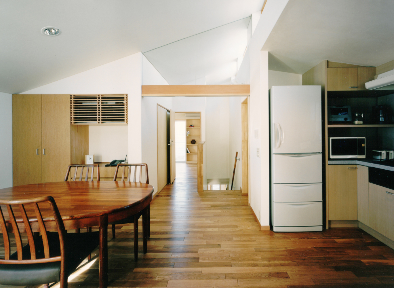 ナラの無垢フローリングにパルプ繊維のクロスの天井など健康に配慮した仕上げの室内