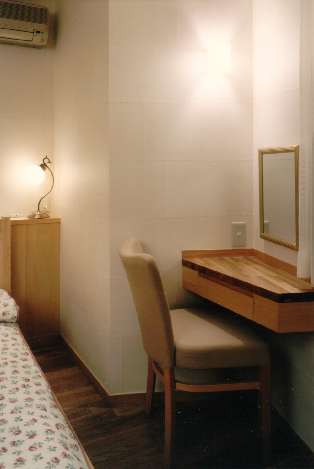 アトピーの家族のため手漉き和紙の壁仕上げの寝室