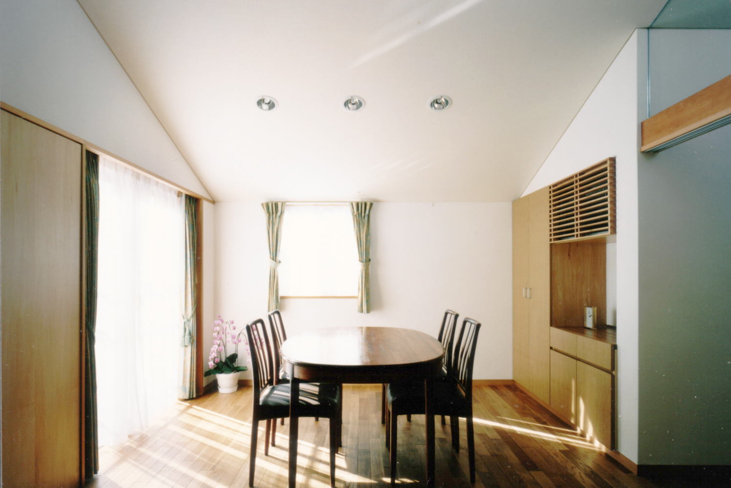 勾配天井が広々した雰囲気のダイニング